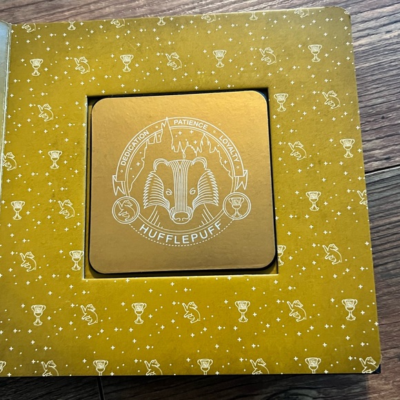 Harry Potter Hogwarts Coaster Book - Gold and Black - Picture 5 of 8